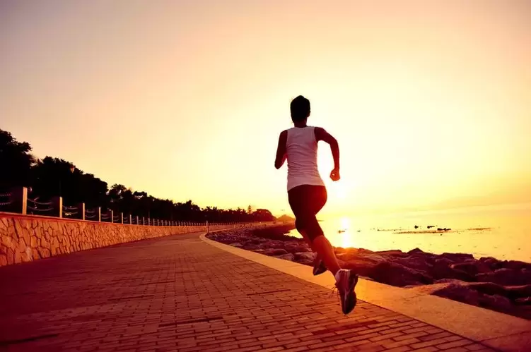 დილის ნახევარი საათის სირბილი ეფექტური წონის დაკლებისთვის